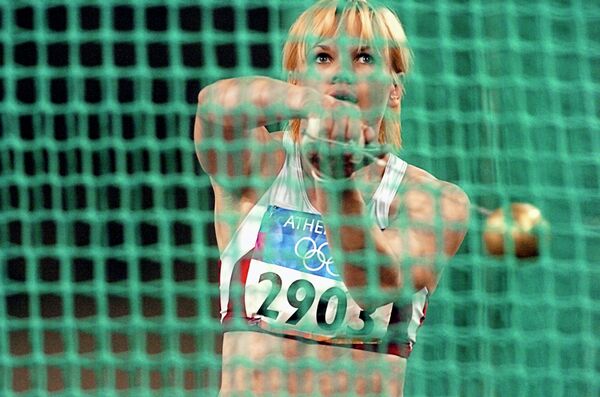 О.Кузенкова - олимпийская чемпионка в метании молота