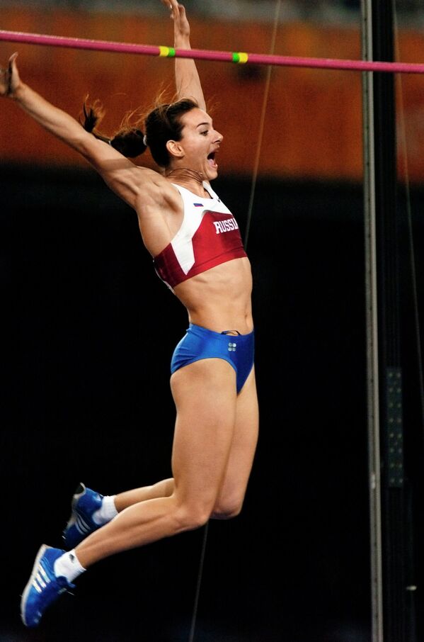 Россиянка Елена Исинбаева завоевала золотую медаль в прыжках с шестом на летних Играх XXVIII Олимпиады