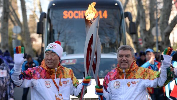 Генеральный секретарь ООН Пан Ги Мун (слева) и президент Международного олимпийского комитета (МОК) Томас Бах во время эстафеты Олимпийского огня в Сочи