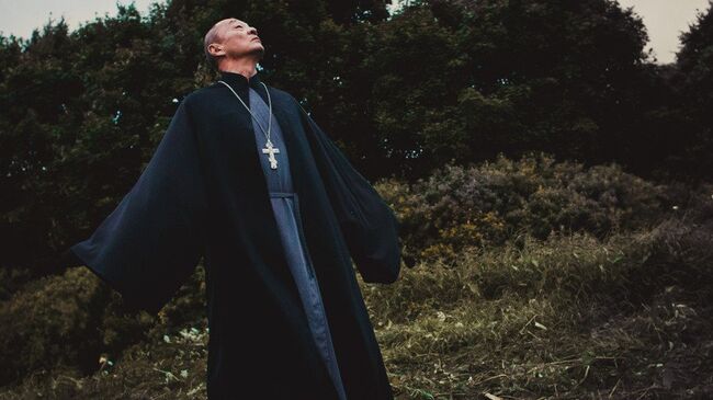 Кадр из фильма Иерей-сан