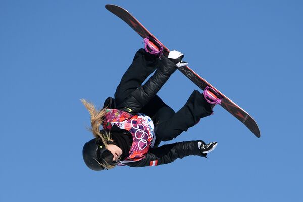 Анна-Мария Гассер (Австрия) в квалификации слоупстайла на соревнованиях по сноуборду среди женщин