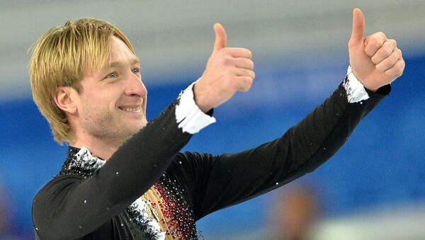 Евгений Плющенко (Россия) выступает в короткой программе мужского одиночного катания командных соревнований по фигурному катанию