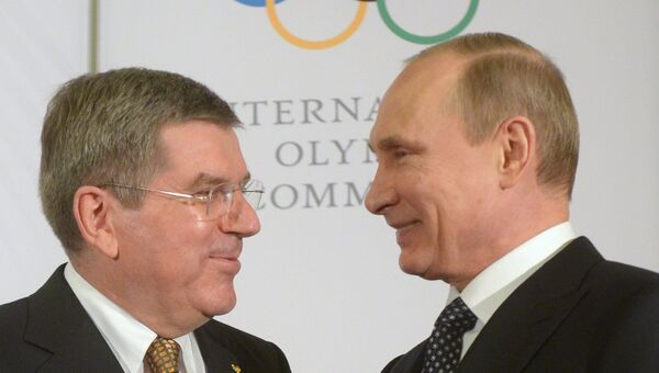 Президент России Владимир Путин (справа) и президент Международного олимпийского комитета Томас Бах. Архивное фото
