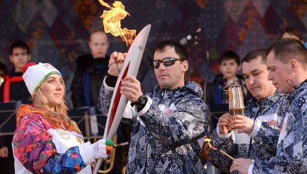 Российская теннисистка Елена Веснина во время эстафеты Олимпийского огня в Сочи