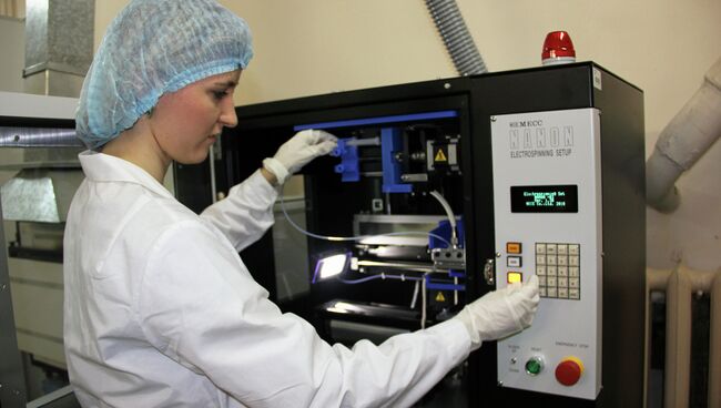 Волокитина Татьяна, аспирант ТПУ возле установки для получения нановолокна NANON-01A