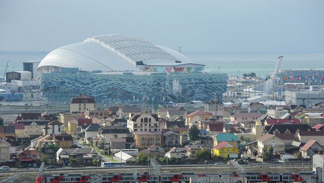 Олимпийский стадион Фишт и дворец зимнего спорта Айсберг в Олимпийском парке в Сочи. Архивное фото