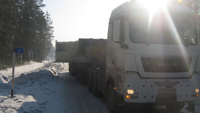 Водитель большегруза перегородил участок трассы под Новосибирском