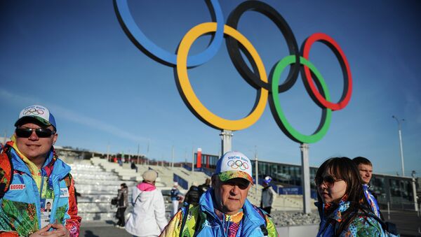 Волонтеры в Олимпийском парке перед открытием ХХII зимних Олимпийских игр в Сочи.
