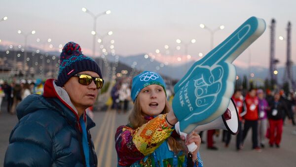 Волонтер указывает мужчине путь перед началом церемонии открытия XXII зимних Олимпийских игр в Сочи.