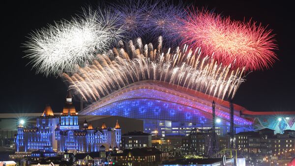 Салют над стадионом Фишт в Олимпийском парке во время церемонии открытия XXII зимних Олимпийских игр.