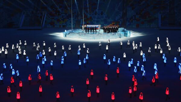 Поднятие национального флага России на церемонии открытия XXII зимних Олимпийских игр в Сочи. Фото с места событий