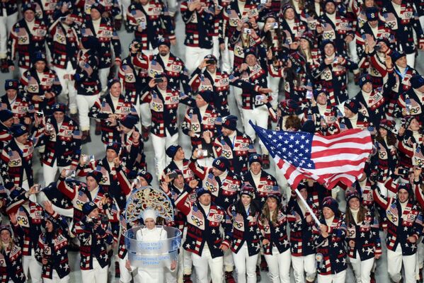 Представители США вышли в костюмах, созданных знаменитым дизайнером Ральфом Лореном. Их делегация – одна из самых многочисленных на Олимпиаде в Сочи.