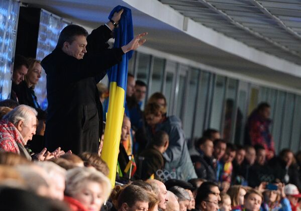 Президент Украины Виктор Янукович эмоционально приветствовал украинских спортсменов национальным флагом.