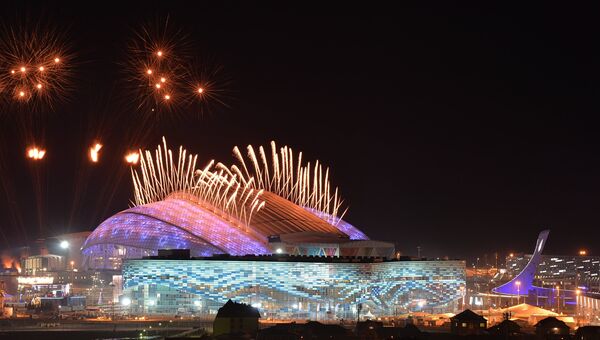 Салют во время церемонии открытия XXII зимних Олимпийских игр