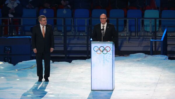 Дмитрий Чернышенко (справа) и президент МОК Томас Бах выступают с приветственной речью на церемонии открытия XXII зимних Олимпийских игр в Сочи.