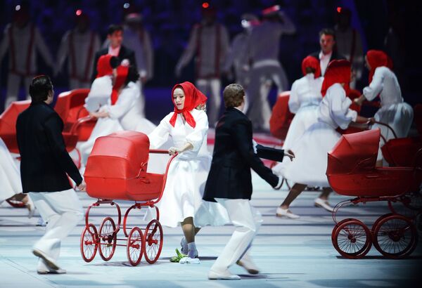 Молодые пары с детскими колясками и малышами как символ бэби бума советского времени, который произошел в 1981-1983 годах, то есть сразу после Олимпиады-80.