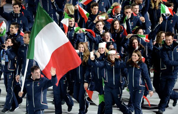 Знамя сборной Италии нес знаменитый саночник, двукратный олимпийский чемпион Армин Цоггелер.