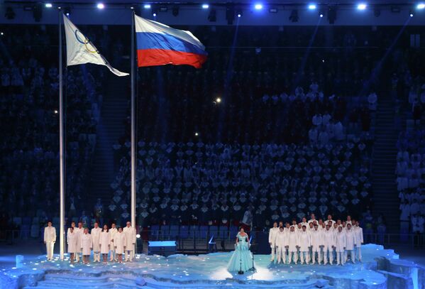 Оперная певица Анна Нетребко исполнила Олимпийский гимн.