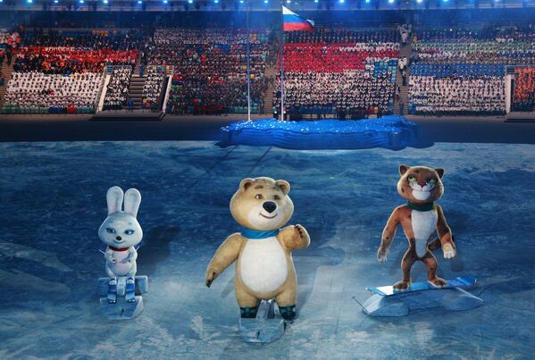 Леопард, Белый мишка и Зайка - талисманы зимних Олимпийских игр 2014 года в Сочи вышли на сцену под мелодию из мультфильма Ну, погоди! в современной аранжировке.