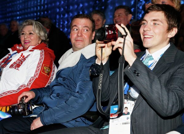 Председатель правительства России Дмитрий Медведев наблюдал за церемонией в компании тренера по фигурному катанию Татьяны Тарасовой.