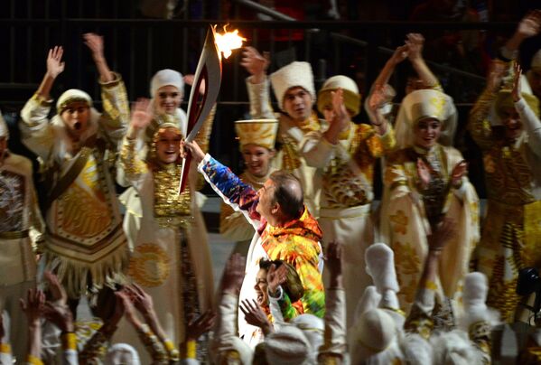 Олимпийский огонь зажгли рука об руку Владислав Третьяк и Ирина Роднина от факела, побывавшего в космосе.