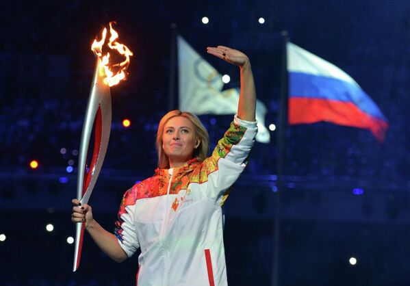 Олимпийский огонь на стадион внесла знаменитая теннисистка Мария Шарапова.