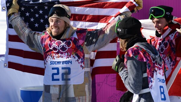 Американец Сейдж Коценбург (первое место), норвежец Столе Сандбек (второе место) и канадец Марк Макморрис (третье место) после окончания финала слоупстайла на соревнованиях по сноуборду среди мужчин на XXII зимних Олимпийских играх в Сочи