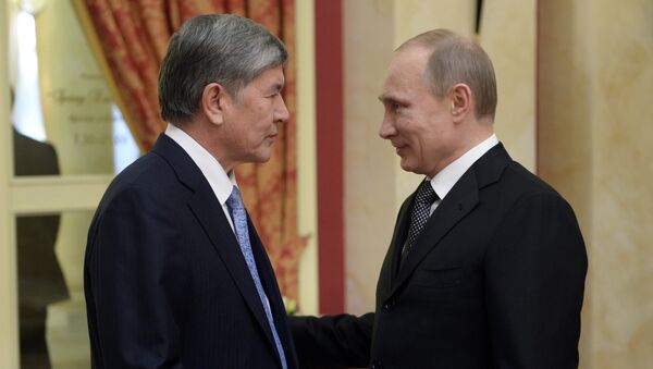 Президент России Владимир Путин и президент Киргизии Алмазбек Атамбаев в Сочи. Архивное фото