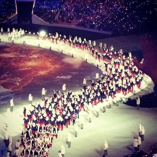 Сборная России во время парада атлетов на церемонии открытия зимних Олимпийских игр в Сочи