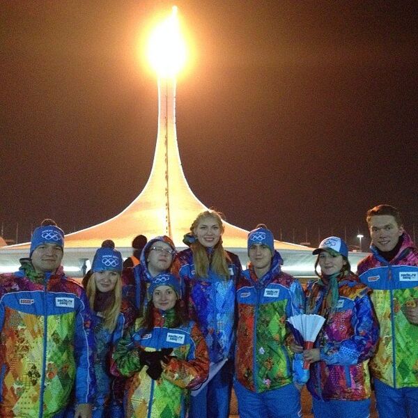 Волонтеры после Церемонии открытия зимних Олимпийских игр в Сочи