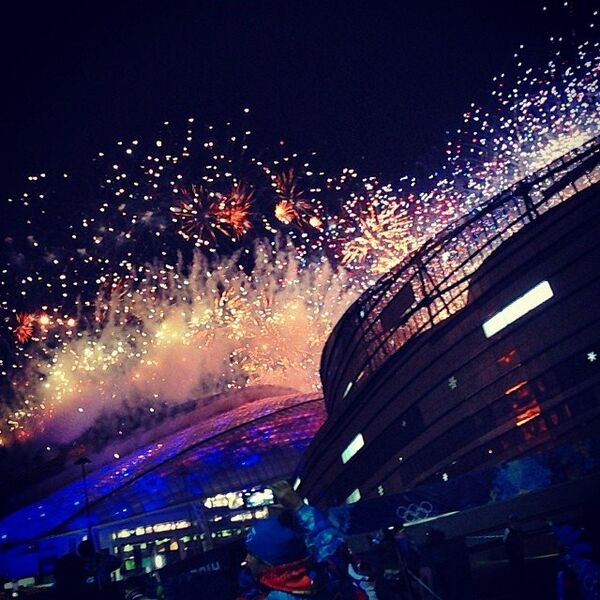 Салют над стадионом Фишт во время церемонии открытия зимних Олимпийских игр в Сочи