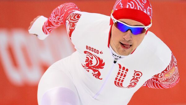 Денис Юсков (Россия) на дистанции в забеге на 5000 метров в соревнованиях по конькобежному спорту среди мужчин