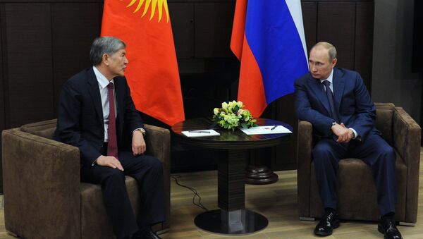 Президент России Владимир Путин и президент Киргизии Алмазбек Атамбаев во время встречи в резиденции Бочаров ручей