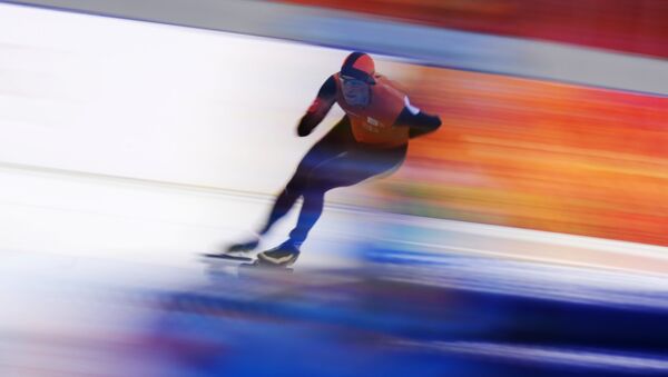 Свен Крамер (Голландия) на дистанции в забеге на 5000 метров в соревнованиях по конькобежному спорту среди мужчин
