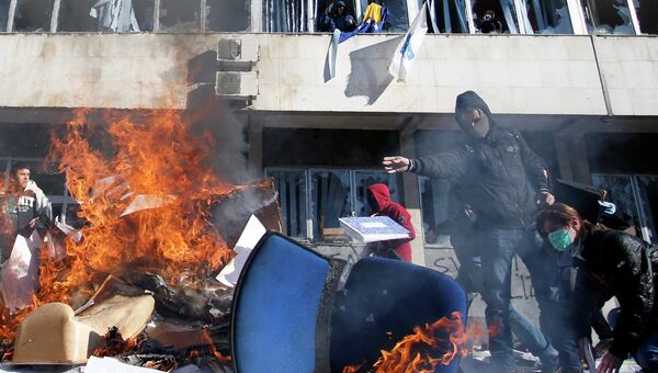 Протестующие сжигают документы из правительственного здания в Тузле, Босния и Герцеговина