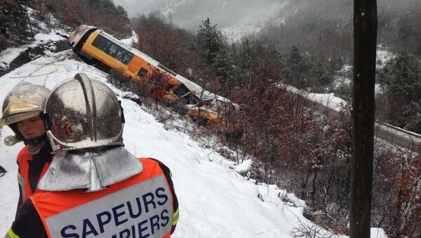 На месте крушения пассажирского поезда во французских Альпах