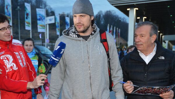 Игрок сборной Росссии по хоккею Александр Свитов во время прилета в аэропорту Адлера