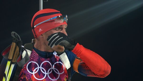 Евгений Гараничев (Россия) на финише спринтерской гонки в соревнованиях по биатлону среди мужчин на XXII зимних Олимпийских играх в Сочи.