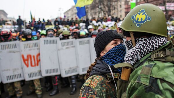 Отряды Самообороны Майдана у баррикад на улице Крещатик во время попытки сторонников президента Януковича убрать баррикады. Архивное фото