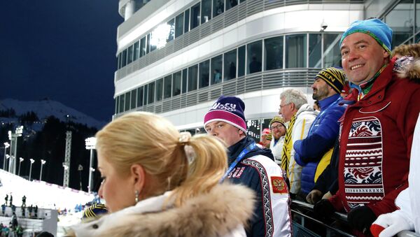 Дмитрий Медведев на трибунах лыжно-биатлонного комплекса Лаура во время мужской спринтерской гонки. Фото с места события