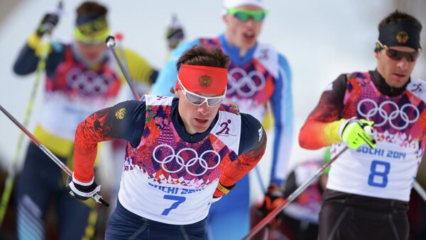 Слева направо: Максим Вылегжанин (Россия) и Ханнес Доцлер (Германия) на дистанции скиатлона в соревнованиях по лыжным гонкам среди мужчин на XXII зимних Олимпийских играх в Сочи
