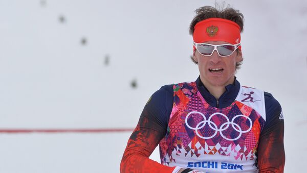 Максим Вылегжанин (Россия) на финише скиатлона в соревнованиях по лыжным гонкам среди мужчин