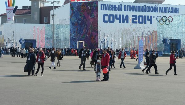 Участники и гости XXII зимних Олимпийских игр гуляют в Олимпийском парке в Сочи