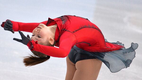 Юлия Липницкая (Россия) выступает в произвольной программе женского одиночного катания командных соревнований по фигурному катанию