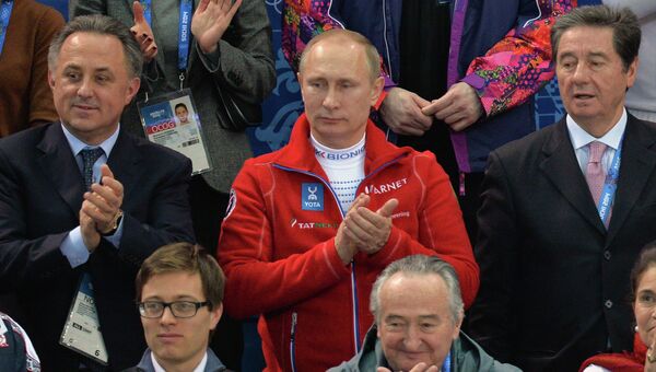 Президент России Владимир Путин (в центре) на XXII зимних Олимпийских играх в Сочи. Архивное фото