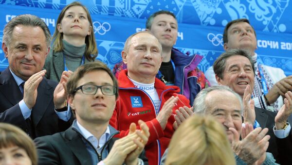 Президент России Владимир Путин (в центре) на XXII зимних Олимпийских играх в Сочи. Архивное фото