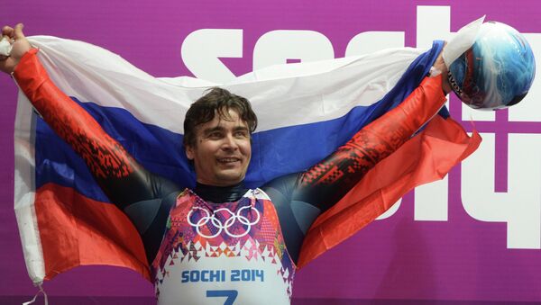 Альберт Демченко (Россия), завоевавший серебряную медаль на соревнованиях по санному спорту