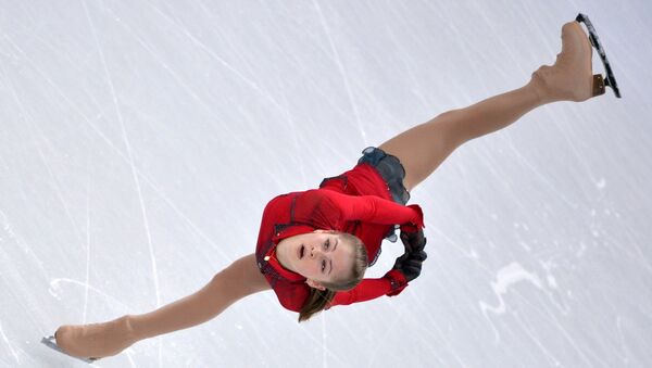 Юлия Липницкая (Россия) выступает в произвольной программе женского одиночного катания командных соревнований по фигурному катанию на ОИ в Сочи