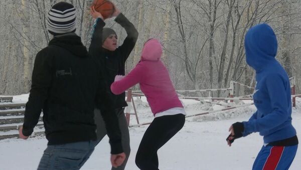 Горячие сибиряки и сибирячки сыграли в зимний баскетбол в Красноярске