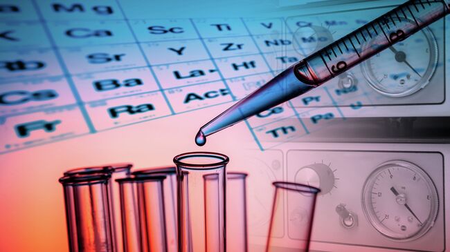 Пробирки, опыт, периодическая система Д. И. Менделеева. Архивное фото